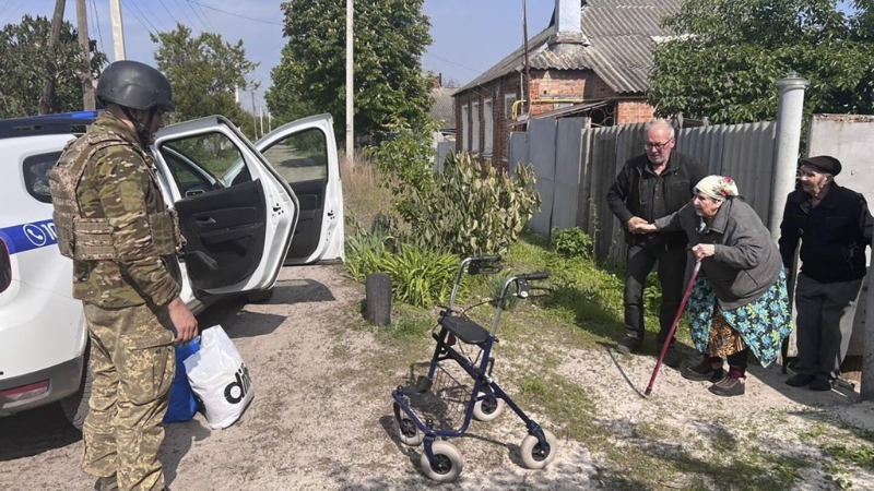 俄軍突然打擊哈爾科夫州邊境城鎮(zhèn)沃夫昌斯克，警衛(wèi)隊(duì)趕緊協(xié)助居民疏散。