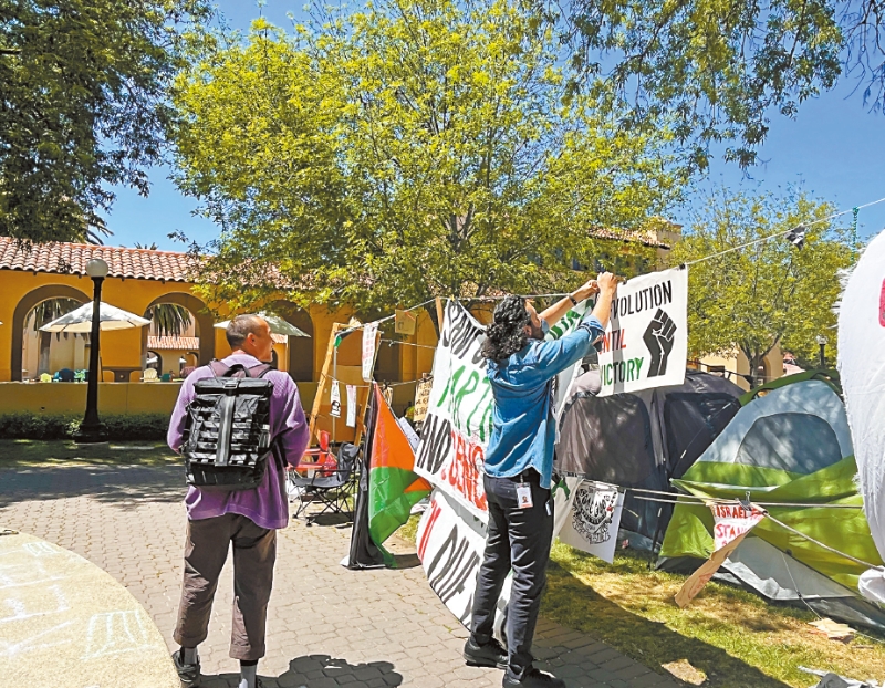 Turki在整理標(biāo)語。