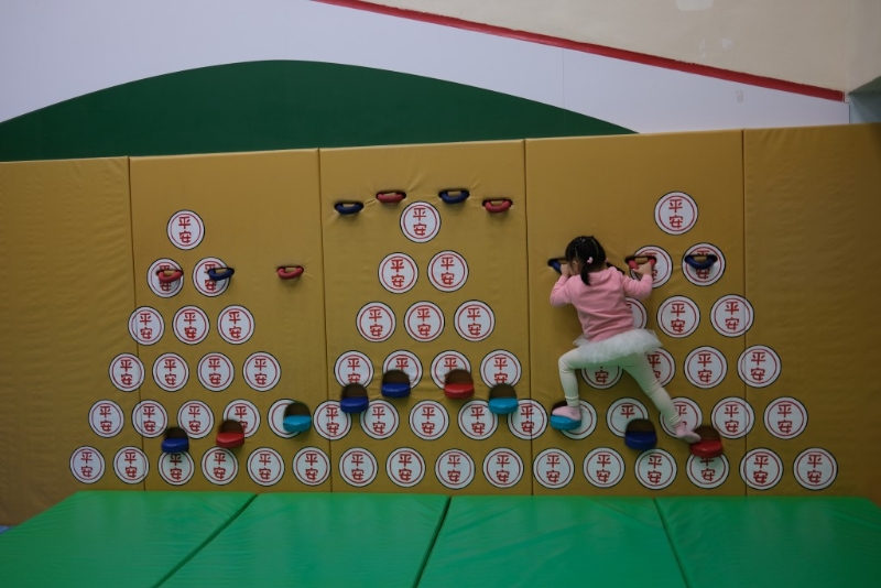 包山攀爬墻高度不高，適合2 - 6歲小朋友挑戰(zhàn)身手。