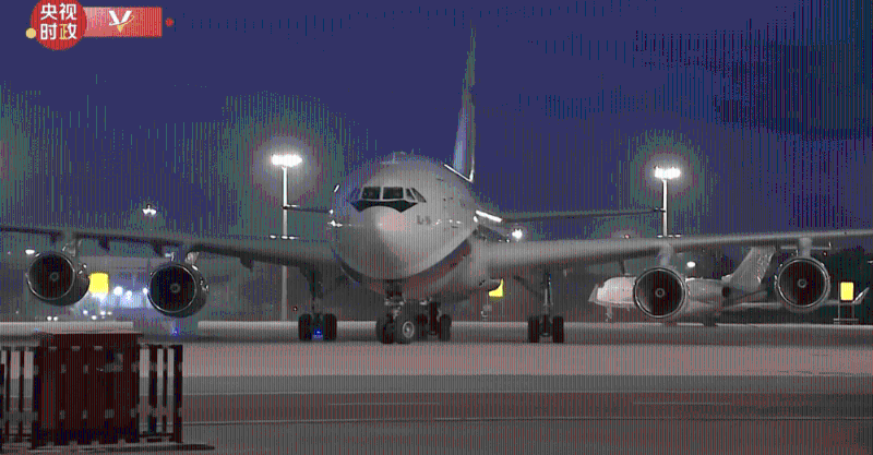 俄羅斯總統(tǒng)普京在北京時間凌晨4時許，乘搭專機抵達北京，展開他連任后的首次外訪行程。 央視新聞