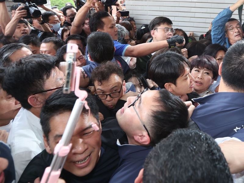 臺(tái)灣“立院”推擠現(xiàn)場(chǎng)最新！