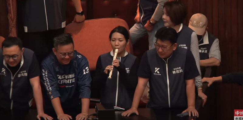 “立院”今表決開戰(zhàn)，徐巧芯吹直笛。