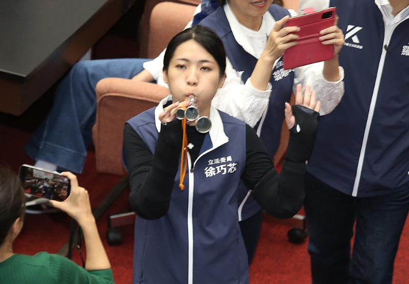 “立法院”17日院會(huì)表決“國(guó)家通訊傳播委員會(huì)組織法第四條及第五條條文修正草案”時(shí)，徐巧芯一度吹起汽笛。 （姚志平攝）