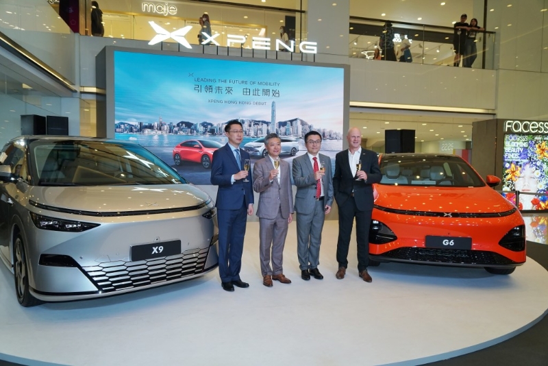 今午出席XPENG登場(chǎng)儀式暨品牌首個(gè)車展的主禮嘉賓包括：（左起）小鵬汽車財(cái)務(wù)與會(huì)計(jì)副總裁吳佳銘、名譽(yù)副董事長(zhǎng)兼聯(lián)席總裁顧宏地博士、森那美汽車集團(tuán)大中華區(qū)董事總經(jīng)理李森耀及董事總經(jīng)理Andrew Basham。