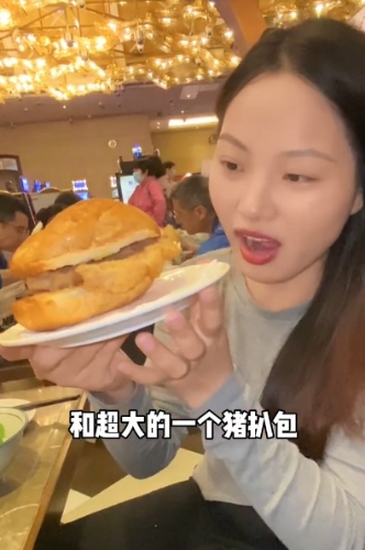 超大的一個(gè)豬扒包