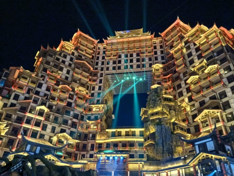 晚上亮燈后的“七十二奇樓”燈火璀璨。