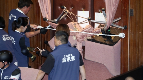 國(guó)民黨與民眾黨“立委”在上午7點(diǎn)進(jìn)入議場(chǎng)后占領(lǐng)主席臺(tái)，并以椅子及繩子加強(qiáng)防御工事