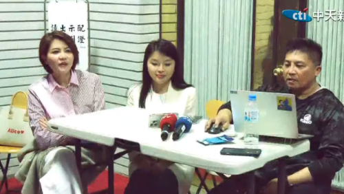 國(guó)民黨“立委”陳菁徽、吳宗憲和張嘉郡昨晚駐守議場(chǎng)大門(mén)