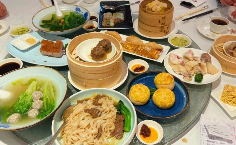 位于中國(guó)首家五星級(jí)酒店白天鵝賓館內(nèi)，與酒店內(nèi)的玉堂春暖，同是米芝蓮一星粵菜餐廳。