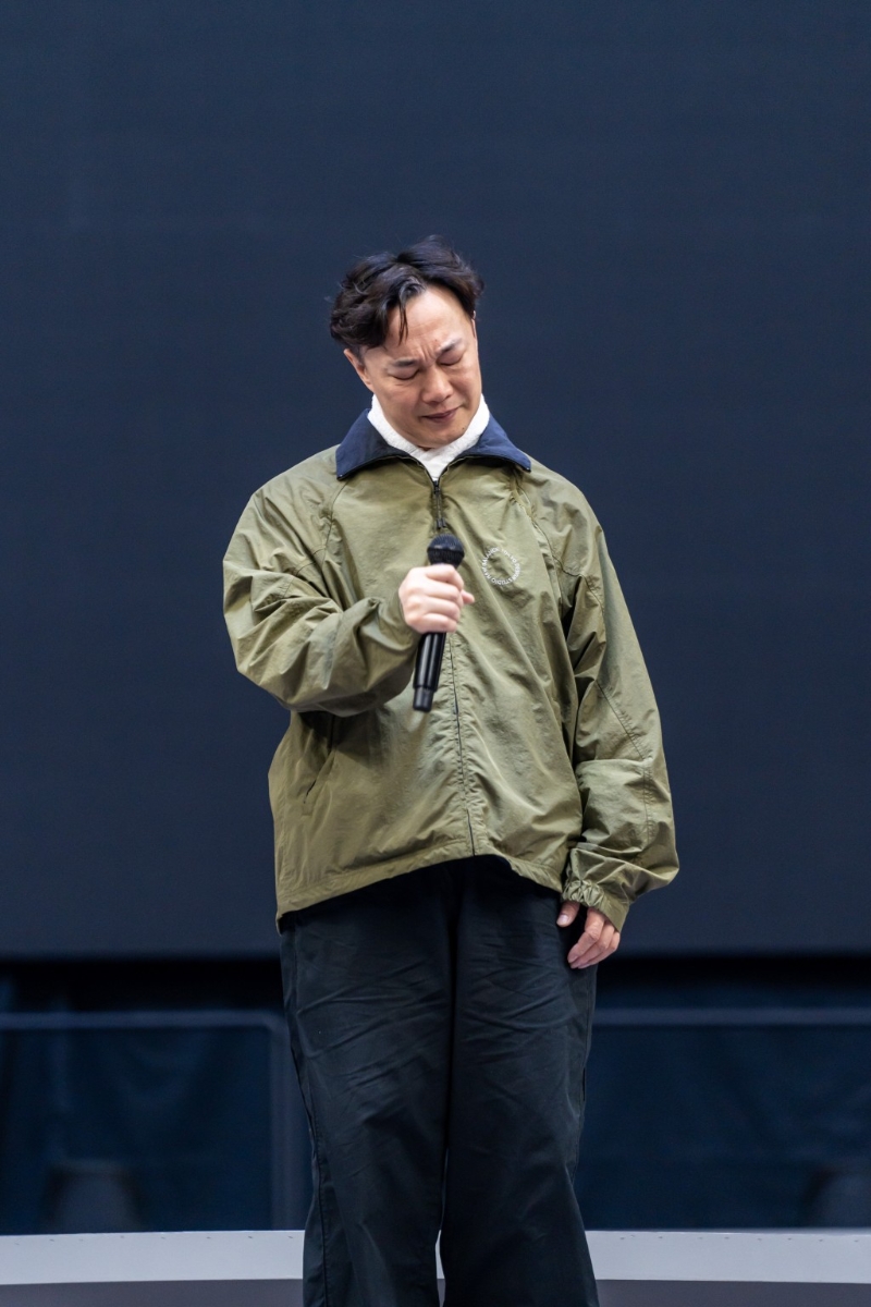 陳奕迅一站出臺(tái)已經(jīng)忍不住抹眼睞，紅著眼聲音沙啞的跟大家鞠躬道歉。