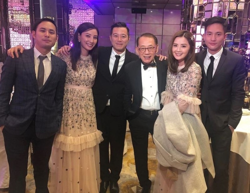 阿Sa（右二）與石恒聰（右一）拍拖六年，最終因?yàn)榛橐鰡?wèn)題上未有共識(shí)而分手。