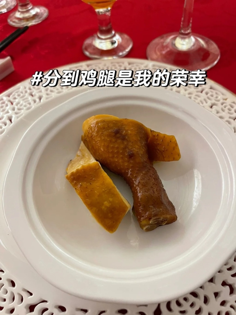 分派雞件時，樓主搞笑表示“分到雞腿是我的榮幸”