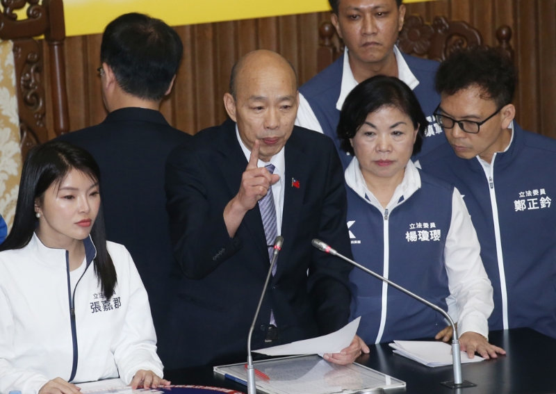 韓國(guó)瑜（中）