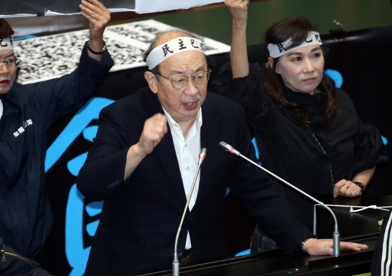 綠委總召柯建銘（中）見國會改革法案表決無力回天，只好喊出北京管轄等字眼表達(dá)不滿。中時(shí)資料圖