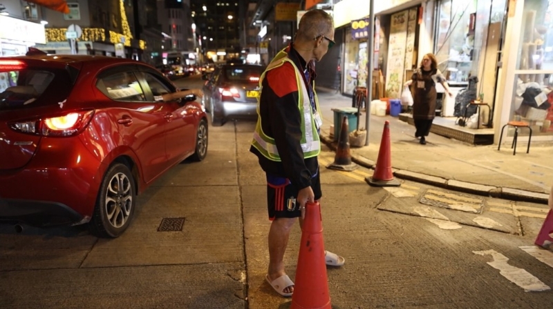 Ricky近年在廟街當(dāng)義務(wù)工作，指揮途經(jīng)的車輛穿過行車路，亦會幫助協(xié)助車輛泊車。