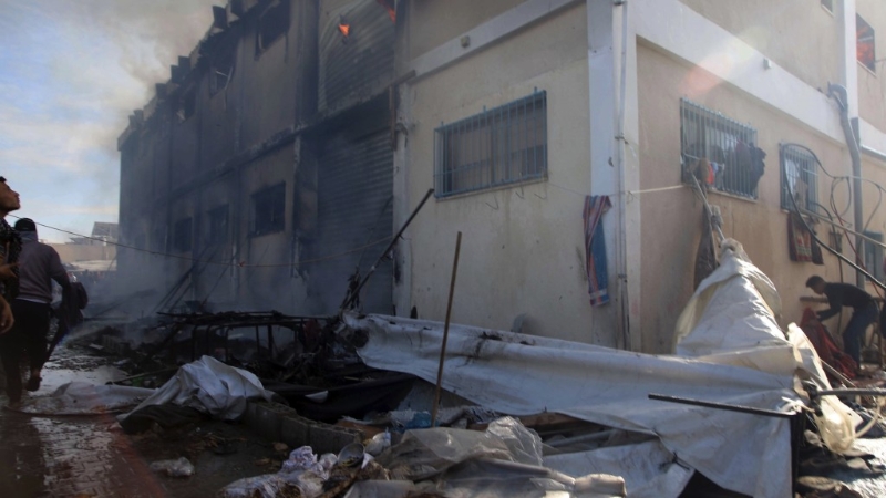 以色列坦克中汗尤尼斯近東救濟工程處(UNRWA)職業(yè)培訓(xùn)中心，這里被巴勒斯坦難民用作避難所。美聯(lián)社