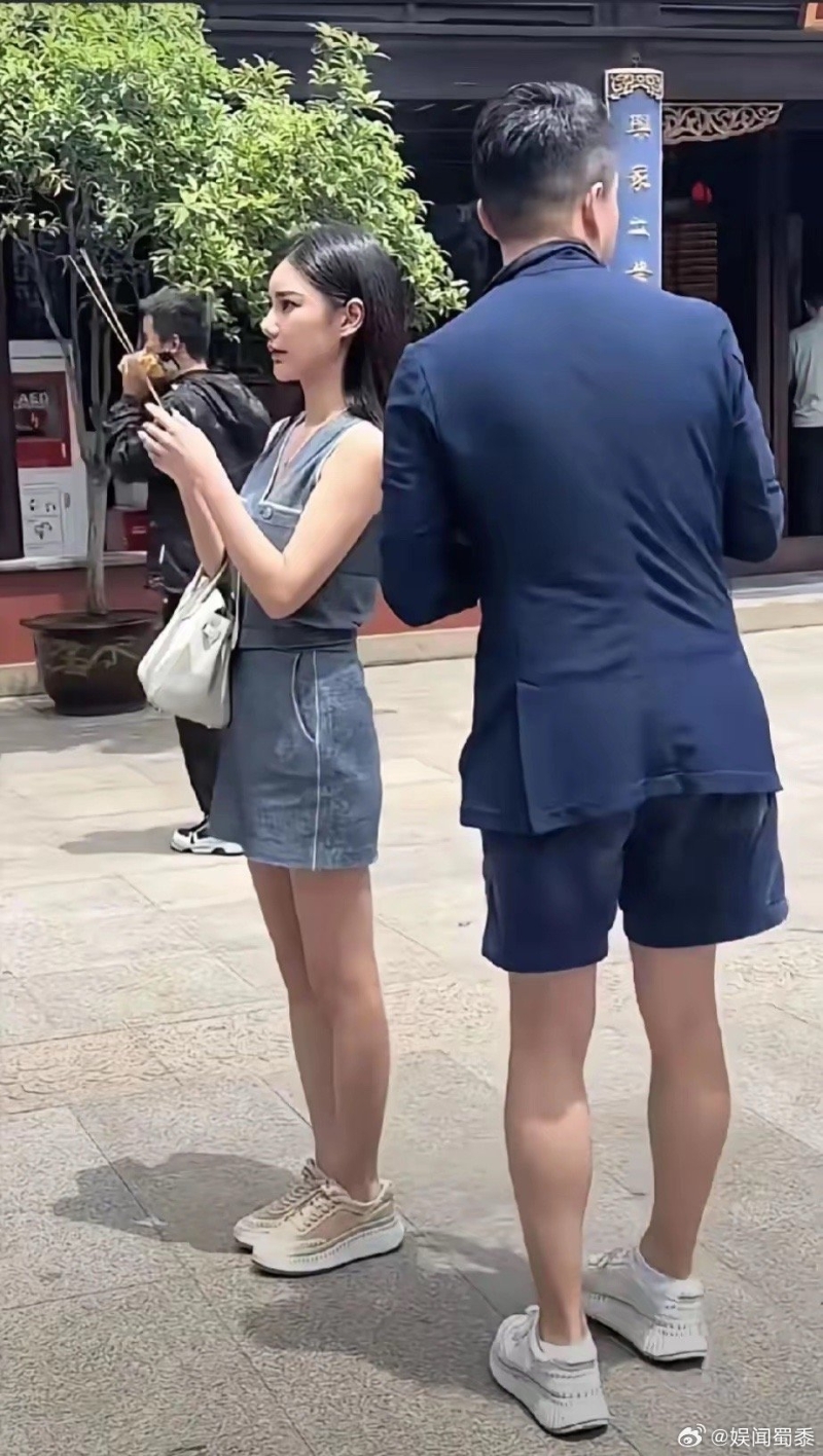 汪小菲帶新婚愛妻寺廟上香1