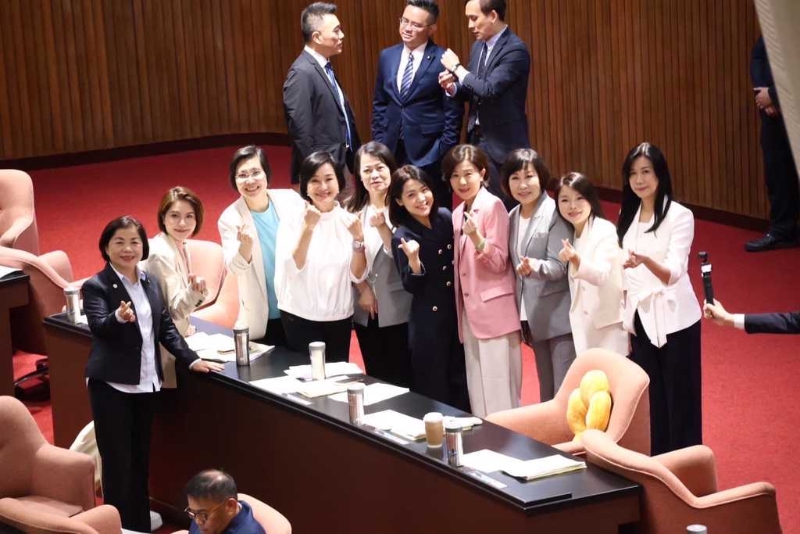 國民黨女“立委”們卸下戰(zhàn)斗裝