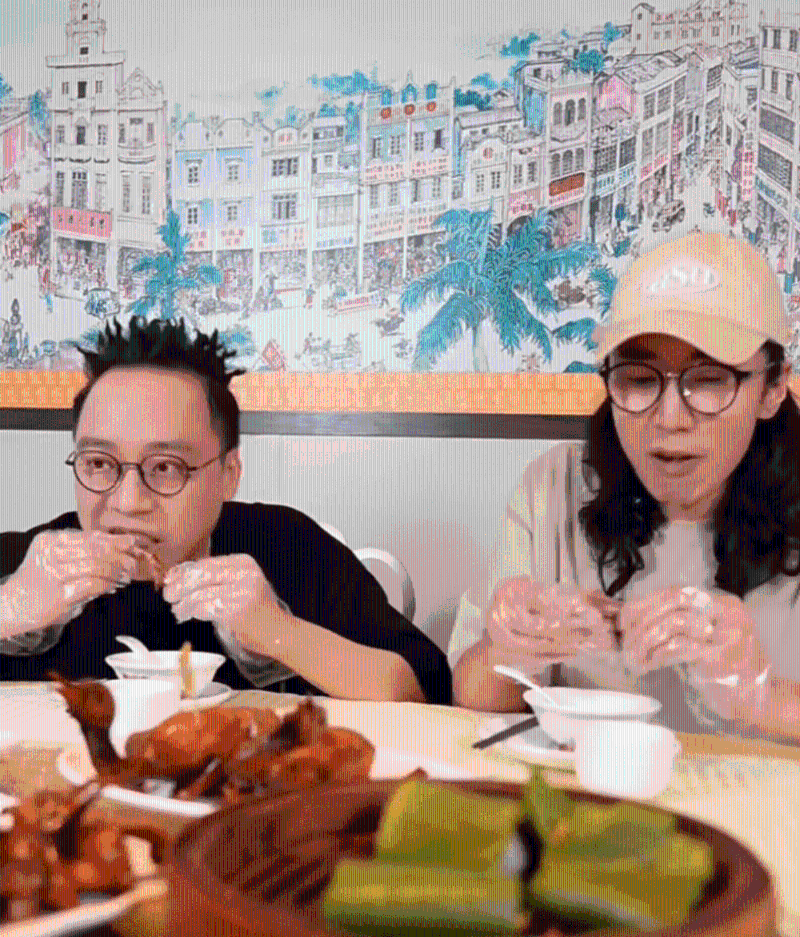 C君、陸永吃烤乳鴿，吃得津津有味。