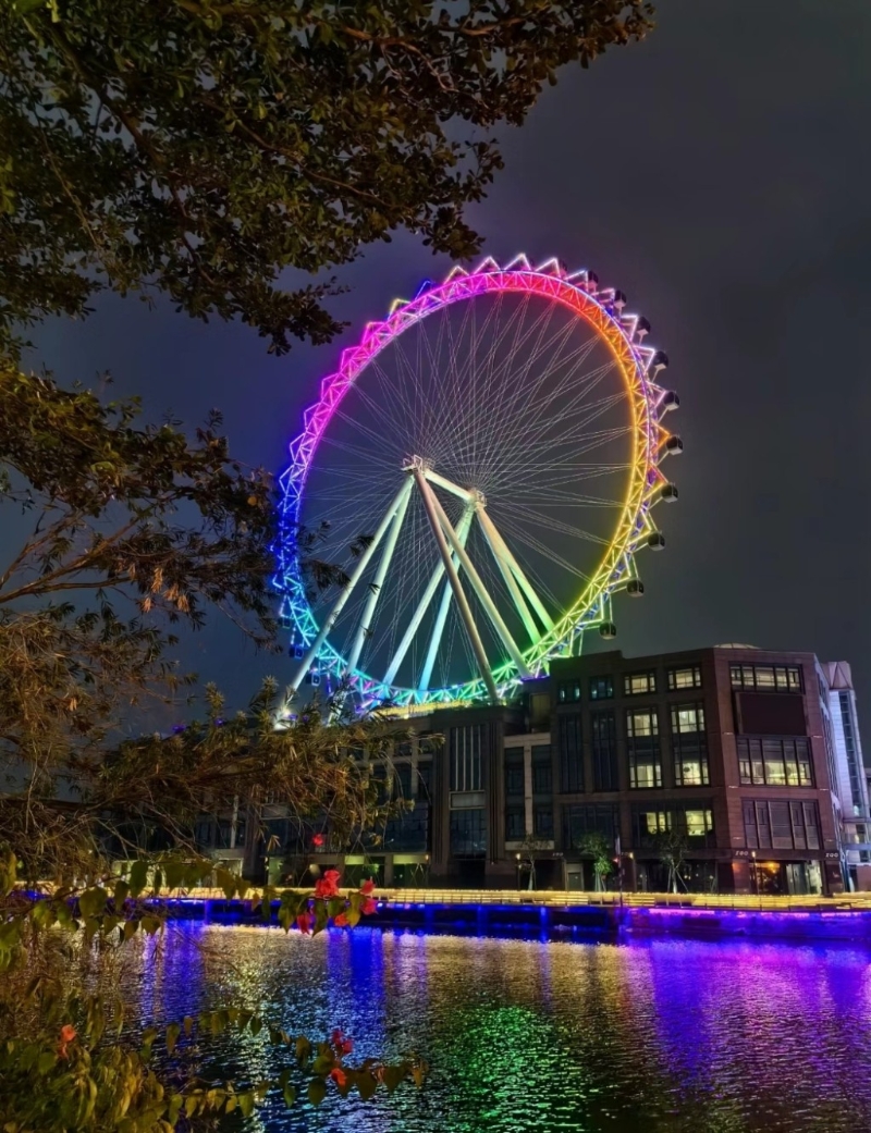 幻彩摩天輪夜繽紛。