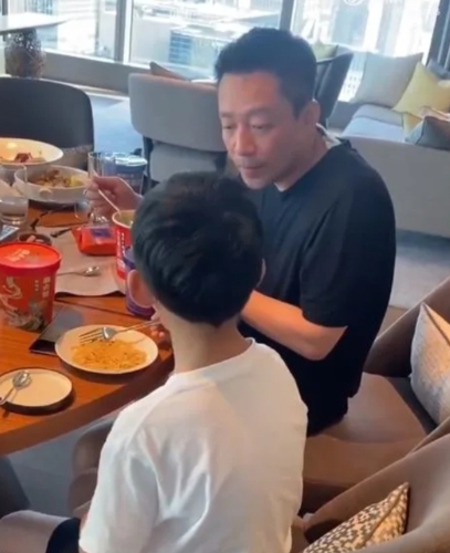 汪小菲和兒子箖箖。翻攝自微博