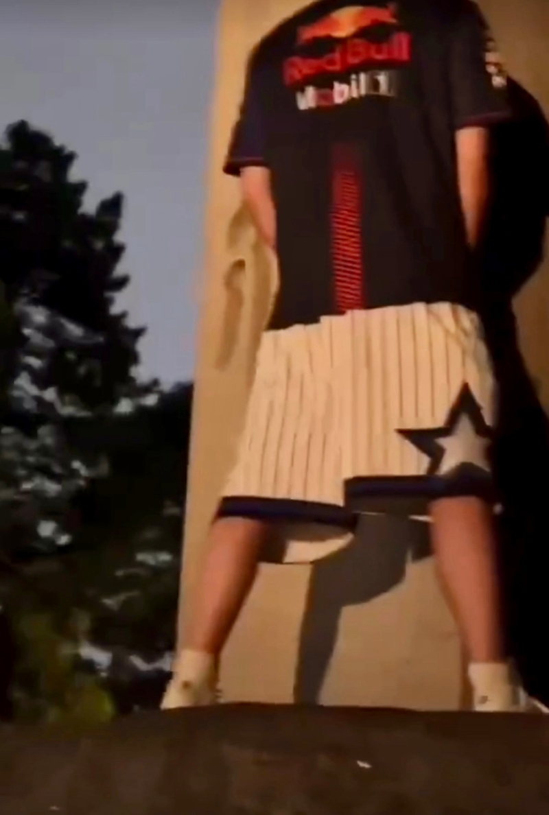 “鐵頭”先向石柱小便。