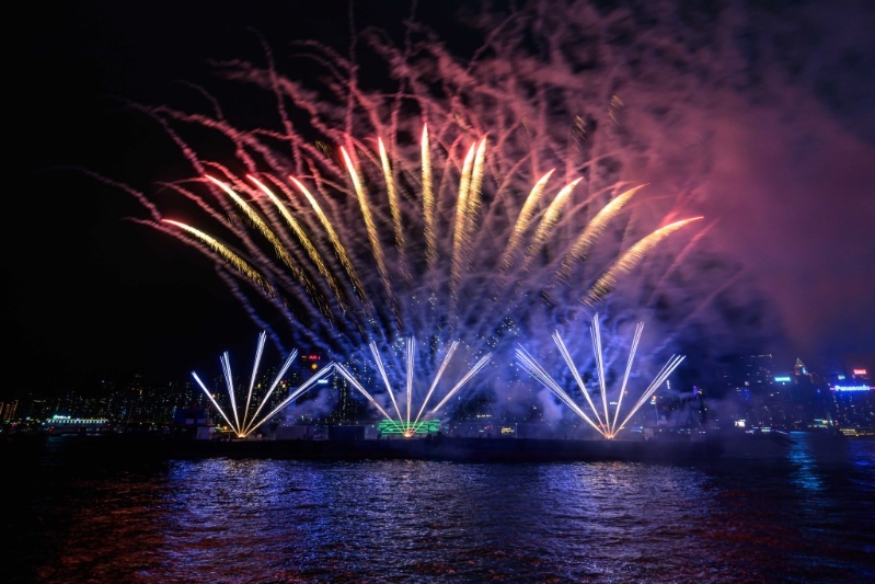 海上煙火表演。