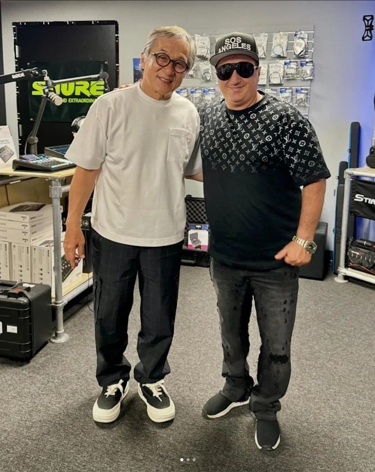 成龍一頭銀絲令容貌顯老。