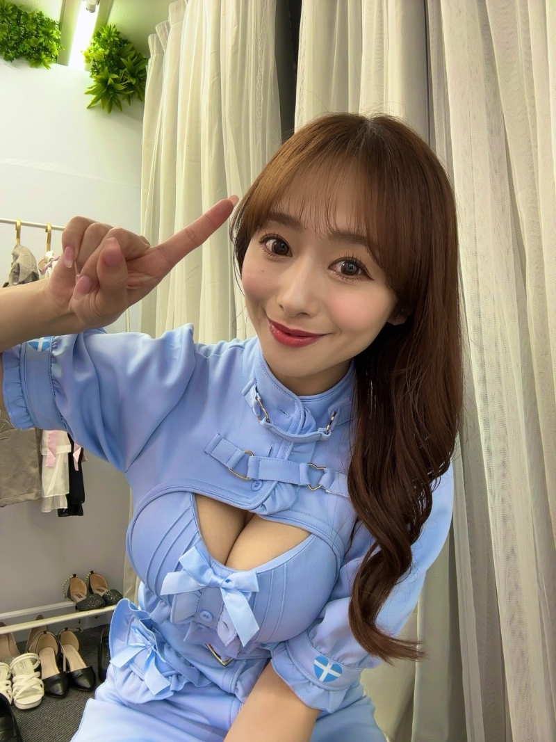 白石茉莉奈被封“最強(qiáng)媽媽”、“暗黑人妻”。