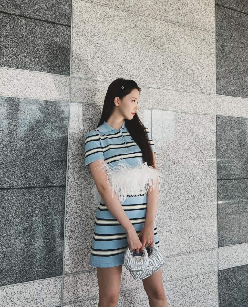 韓星允兒以Polo Shirt及迷你裙，襯以Miu Miu黑色粗發(fā)箍，造型充滿學(xué)院風(fēng)格。 （圖片來(lái)源：IG@yoona__lim）