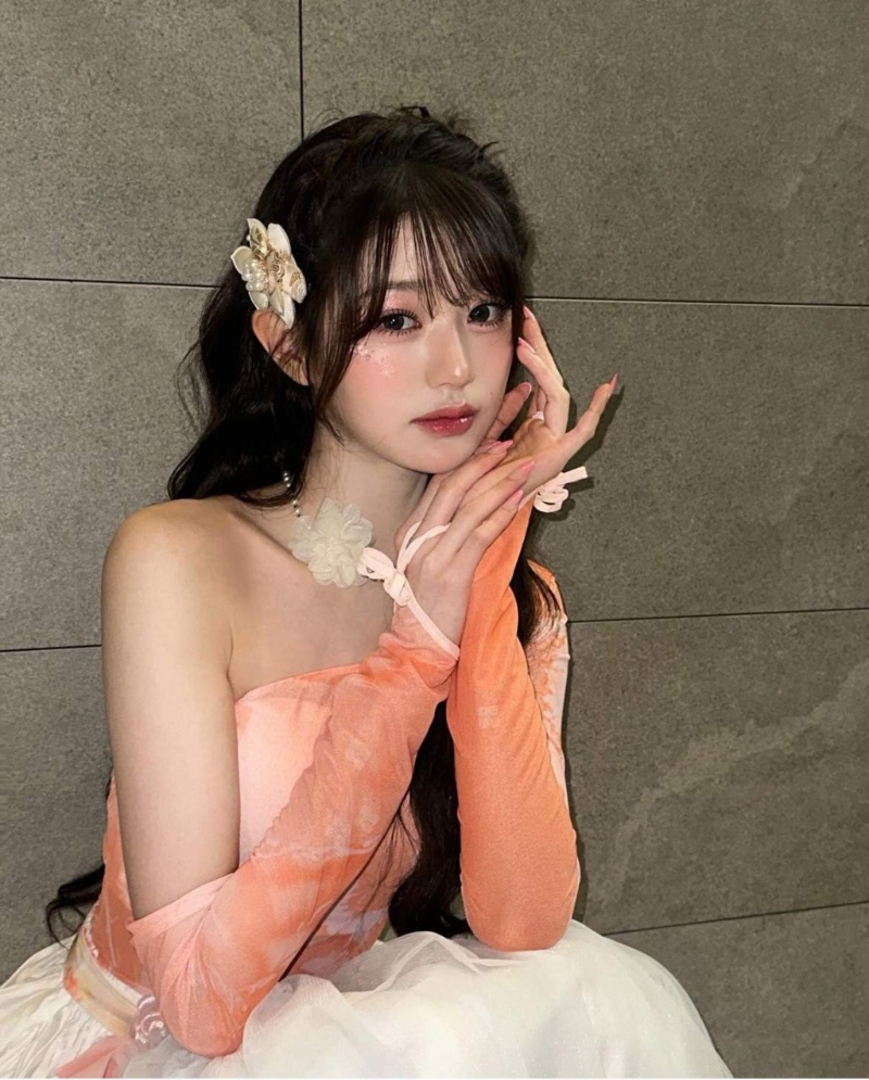 韓團(tuán)IVE成員張?jiān)⒁粤Ⅲw花飾發(fā)夾配搭優(yōu)雅的晚裝裙，營(yíng)造奪目焦點(diǎn)。 （圖片來(lái)源：IG@for_everyoung10）