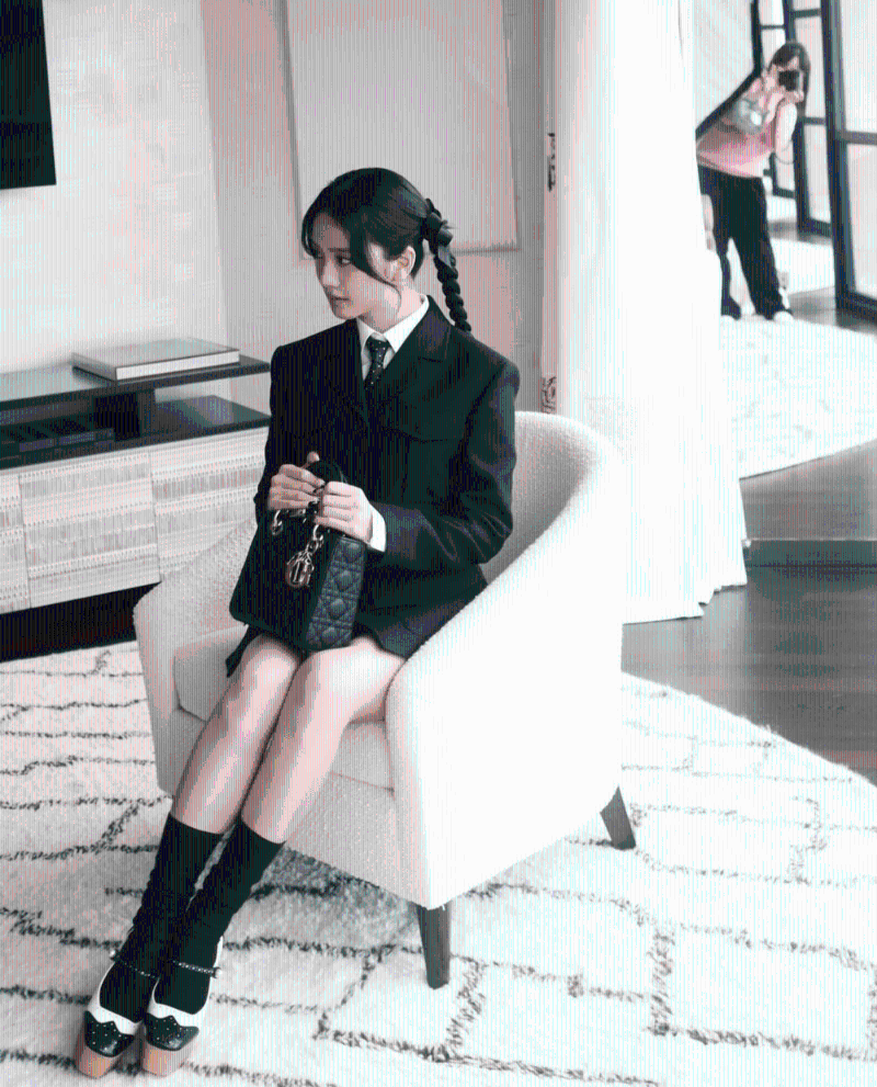 Blackpink成員Jisoo以黑色立體蝴蝶結(jié)的孖辮發(fā)型，配搭恤衫、領(lǐng)帶及西服外套，塑造少女型格。 （圖片來(lái)源：IG@sooyaaa__）