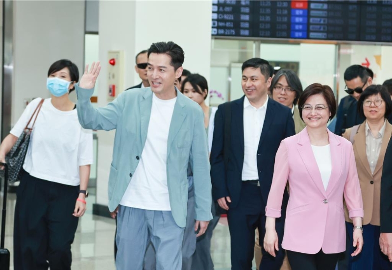 胡歌昨早抵臺(tái)，一路上開心揮手微笑向媒體及粉絲打招呼。