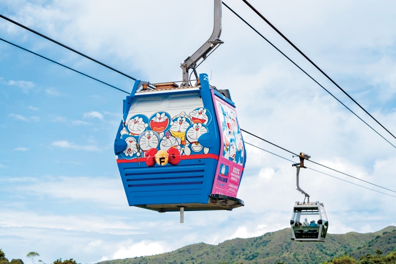 昂坪纜車車廂髹上多啦A夢圖案。