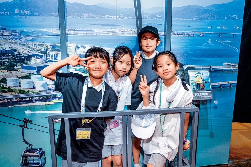 同學(xué)在參與快閃活動外，亦乘搭了纜車及游覽了天壇大佛、心經(jīng)簡林等景點