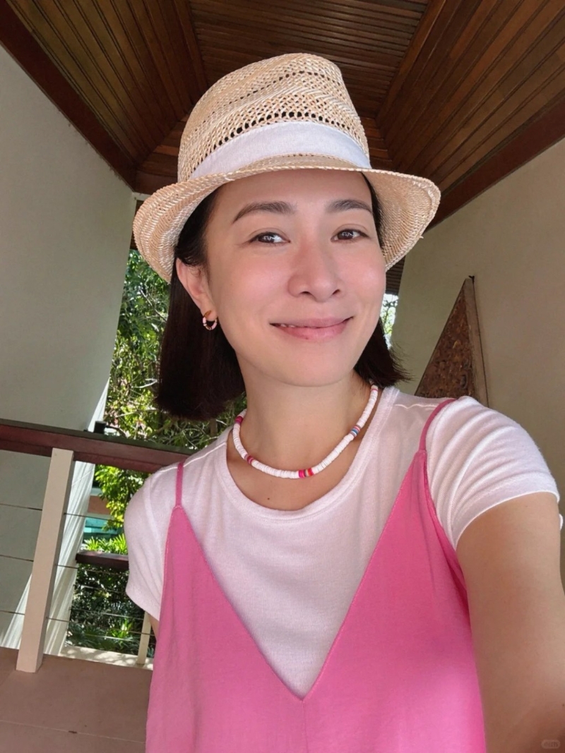 佘詩(shī)曼14日亦有在小紅書(shū)分享旅行照。