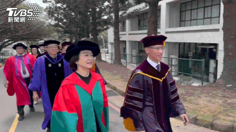 身為國(guó)際巨星的林青霞相當(dāng)親民，與校長(zhǎng)從畢業(yè)生進(jìn)場(chǎng)的入口進(jìn)入，即使身穿長(zhǎng)袍仍在炎熱天氣中，走上一段路。