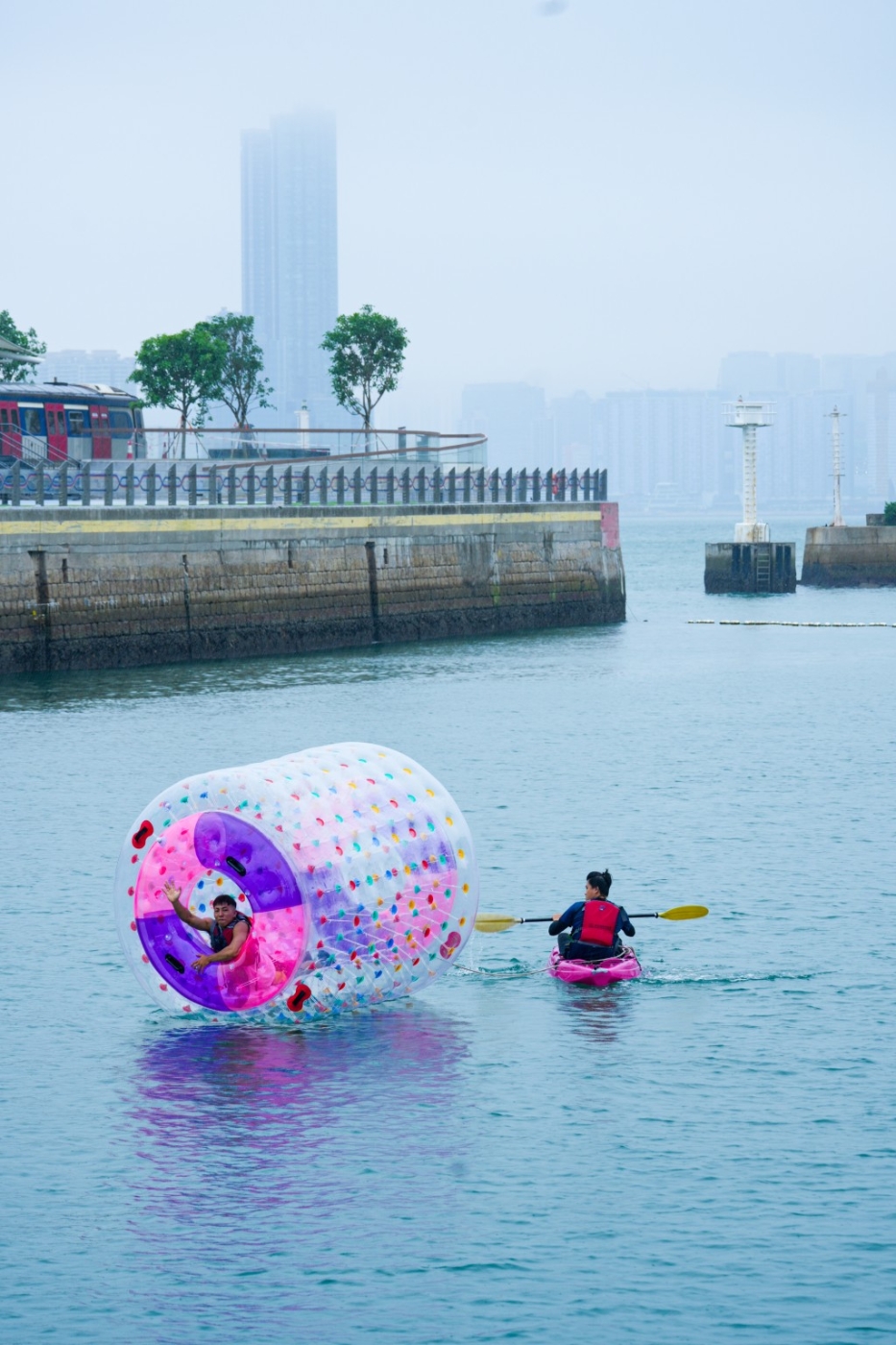 水上風(fēng)火輪轆過維港。