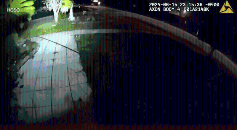 槍?xiě)?zhàn)過(guò)程被警員的隨身攝影機(jī)拍下。