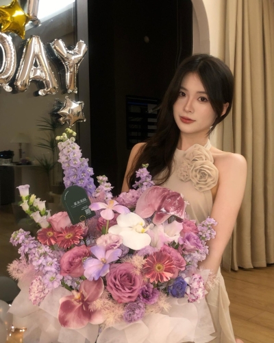 上月是Dolores的生日。