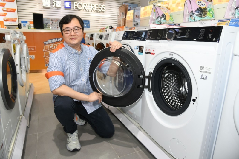 豐澤Senior Customer Advisor Ivan Cheung指洗完衫后，打開洗衣機(jī)蓋子透氣，以防異味，避免細(xì)菌滋生。