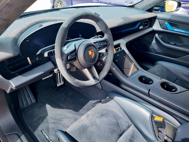 Taycan Turbo GT with Weissach Package車廂及盤改用Alcantara