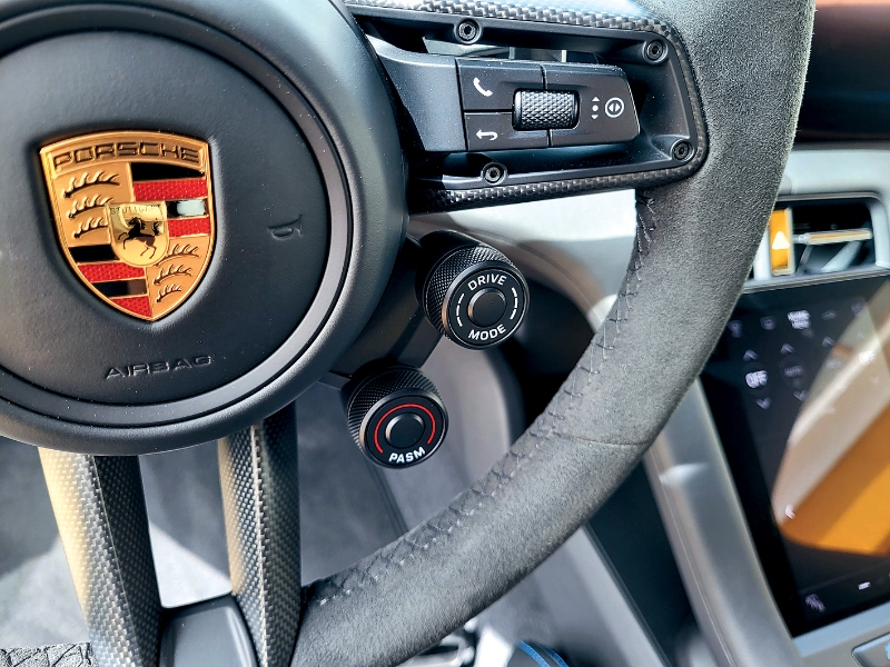 盤右下方多了兩個(gè)駕駛模式及懸掛模式快捷旋鈕