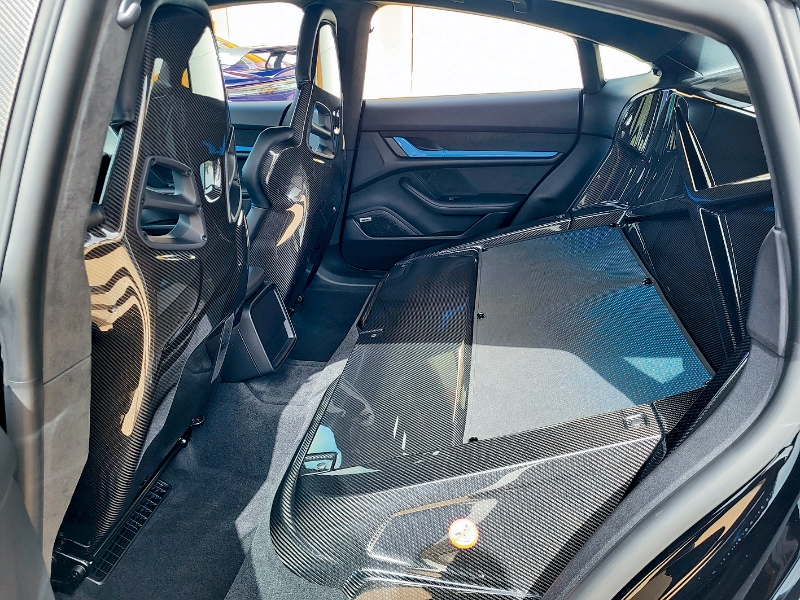 后排被拆除，改用碳纖維板覆蓋。