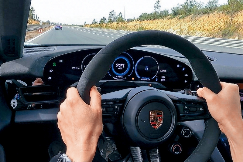 在賽道直路車子輕松跑上221kmh。