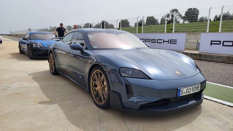 保時捷強(qiáng)調(diào)Taycan Turbo GT不是限量版，在全球市場均有發(fā)售，中國內(nèi)地售價公布為1,998,000人民幣起，香港定價剛剛公布為HKS3,878,000起。