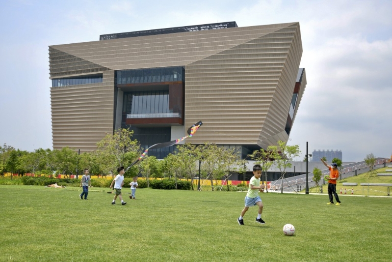 香港故宮文化博物館展出「法國百年時尚」。