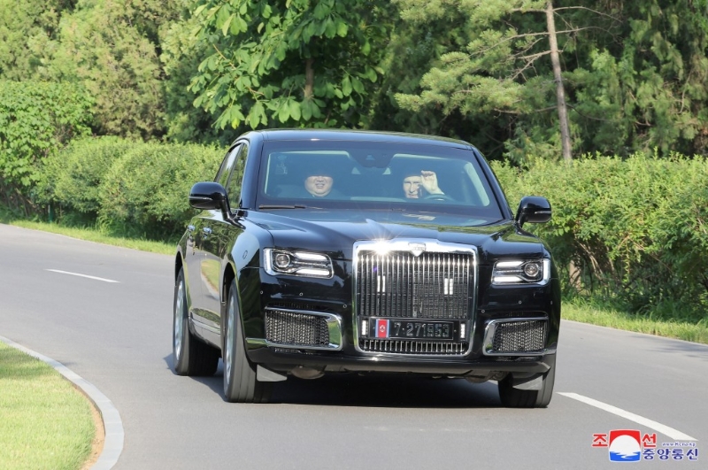 兩人在錦繡山附近兜風(fēng)。