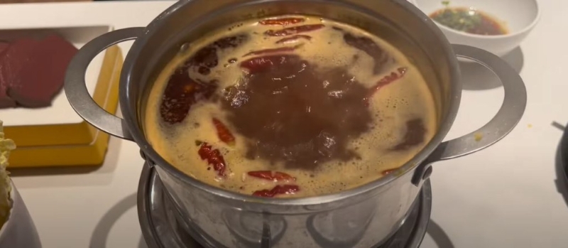 火鍋是一人鍋，每人可以揀自己喜歡的湯底。