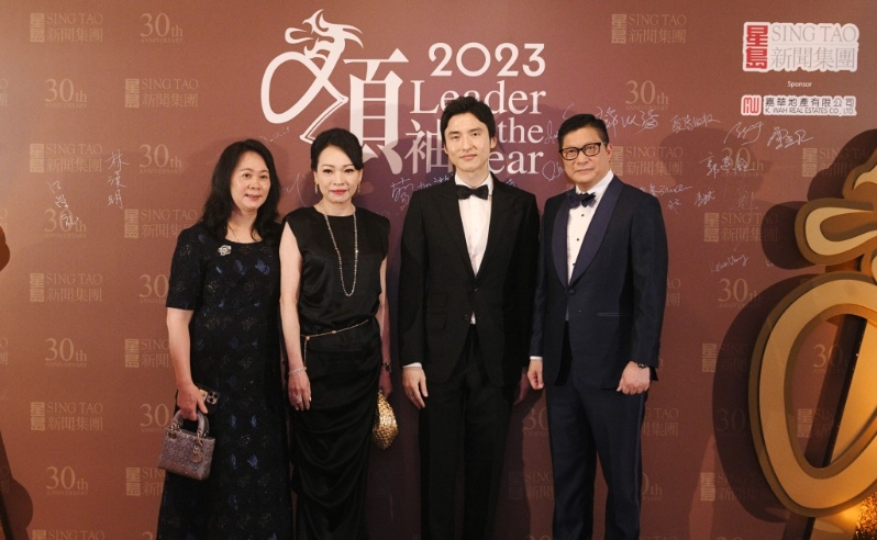 星島新聞集團(tuán)主席蔡加讚（右二）與保安局局長(zhǎng)鄧炳強(qiáng)（右一）合照。